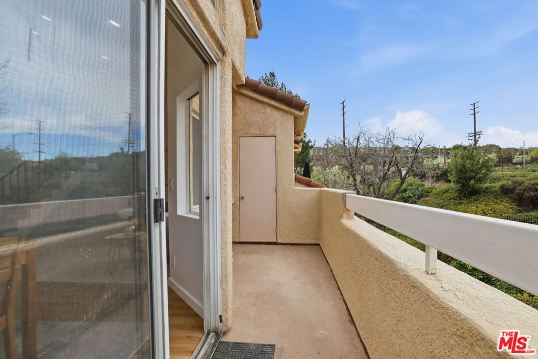 19834 Sandpiper Place, Unit 64 Newhall, CA 91321 - Photo 32 of 40 a view of balcony