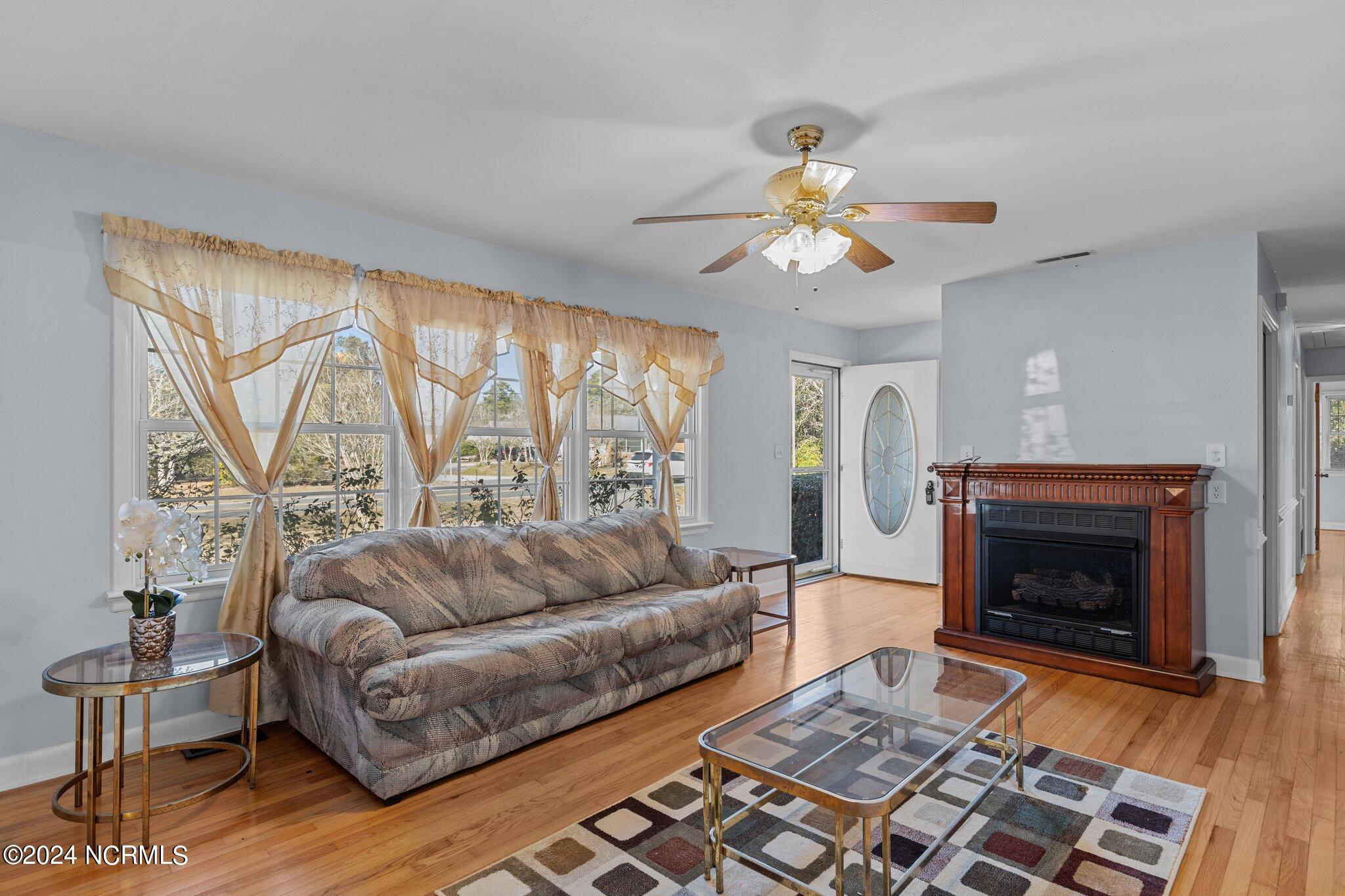 3713 Country Club Road Morehead City, NC 28557 - Photo 2 of 35 Living Room