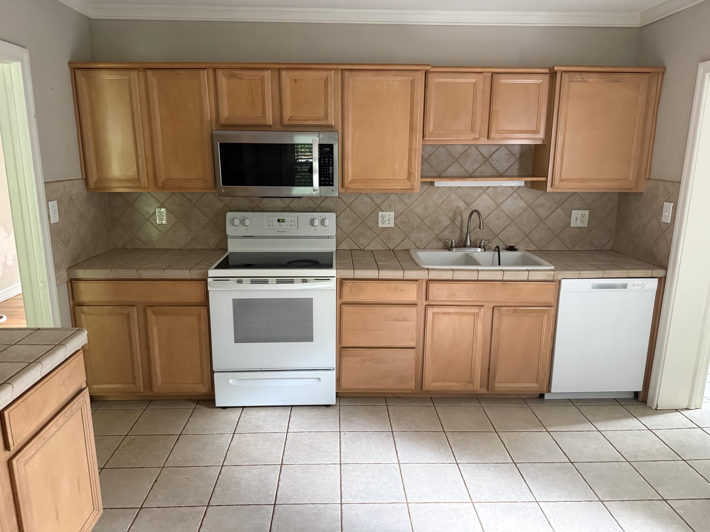 2239 Woodcliff Road Southeast Roanoke, VA 24014 - Photo 5 of 14 IMG_0701