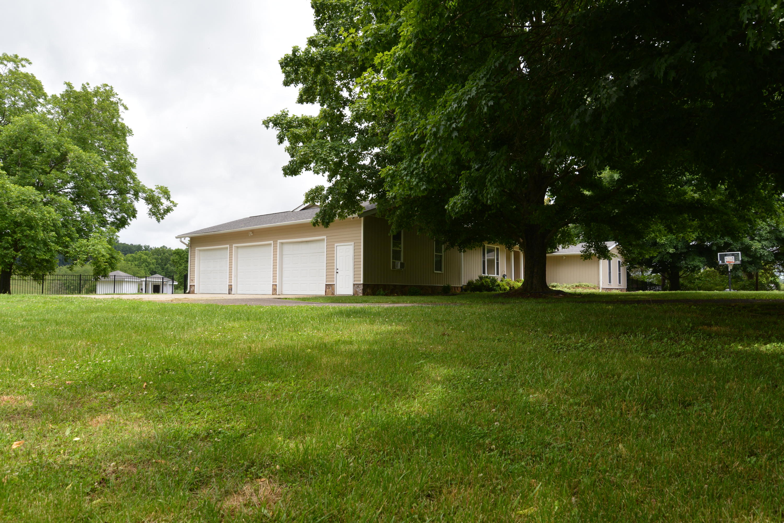 6396 Blue Springs Road Cleveland, TN 37311 - Photo 3 of 23 Triple car garage