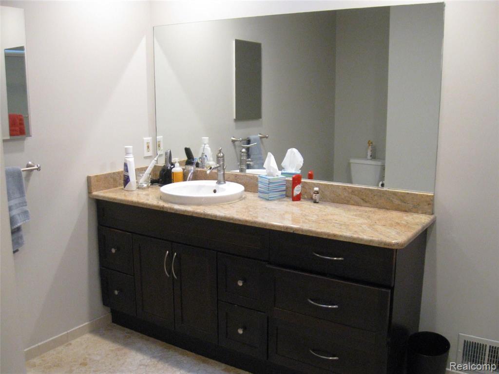 2227 North Long Lake Road, Unit 9 Fenton, MI 48430 - Photo 14 of 21
