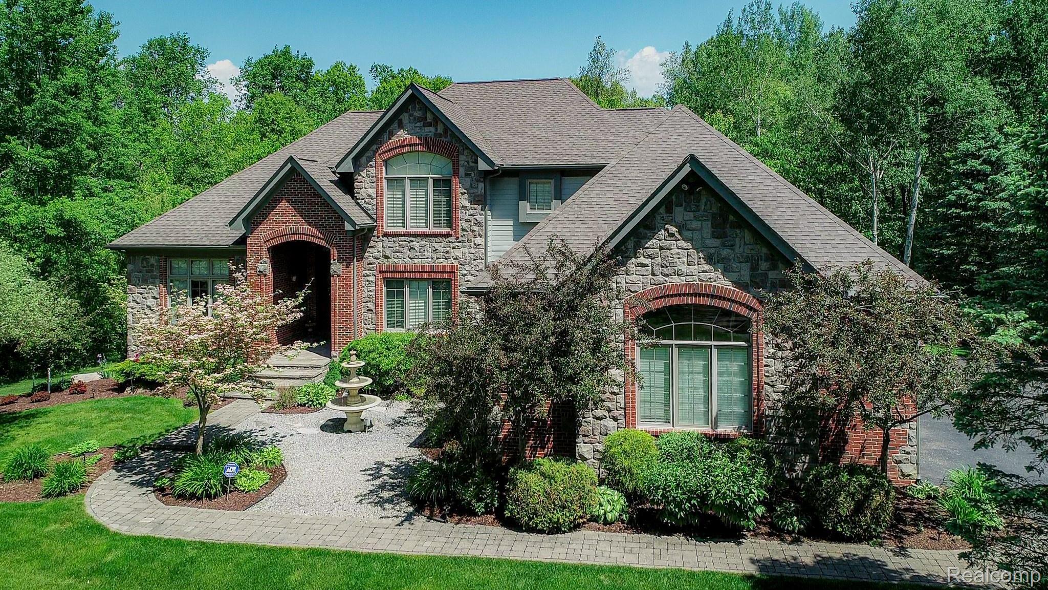 CUSTOMIZED BRICK & STONE EXTERIOR