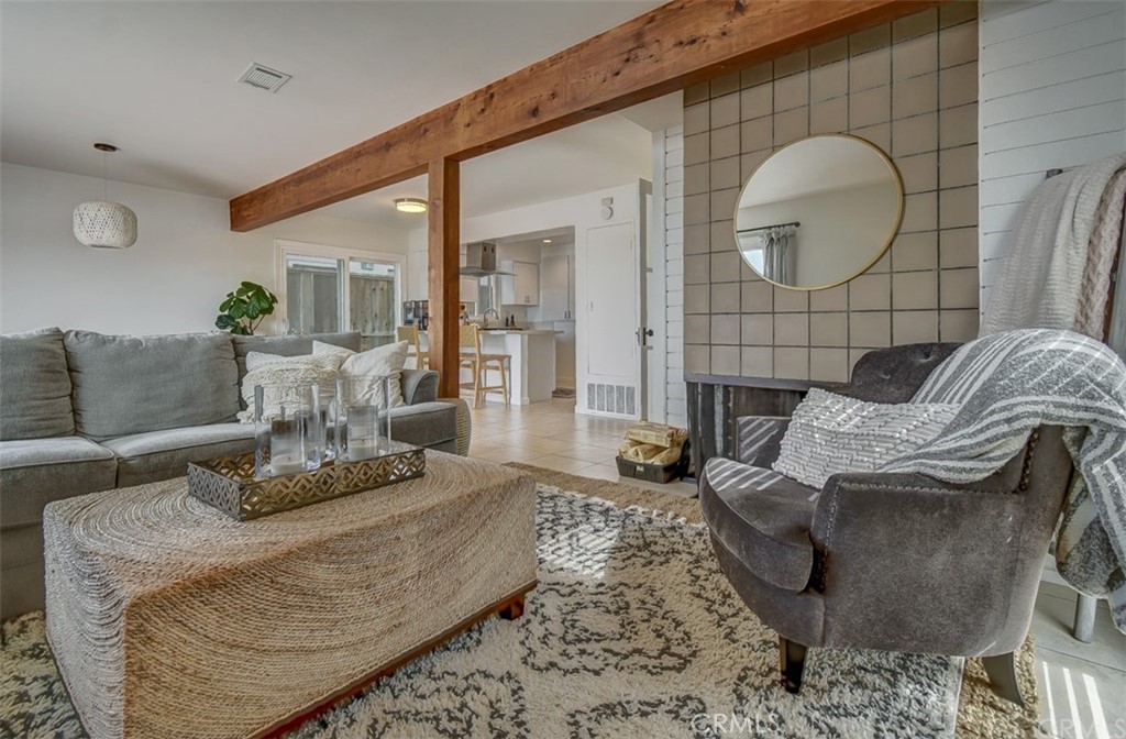 401 Canal Street Newport Beach, CA 92663 - Photo 13 of 27 a living room with furniture