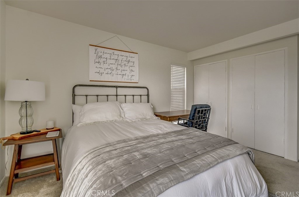 401 Canal Street Newport Beach, CA 92663 - Photo 23 of 27 a bedroom with a bed and a desk