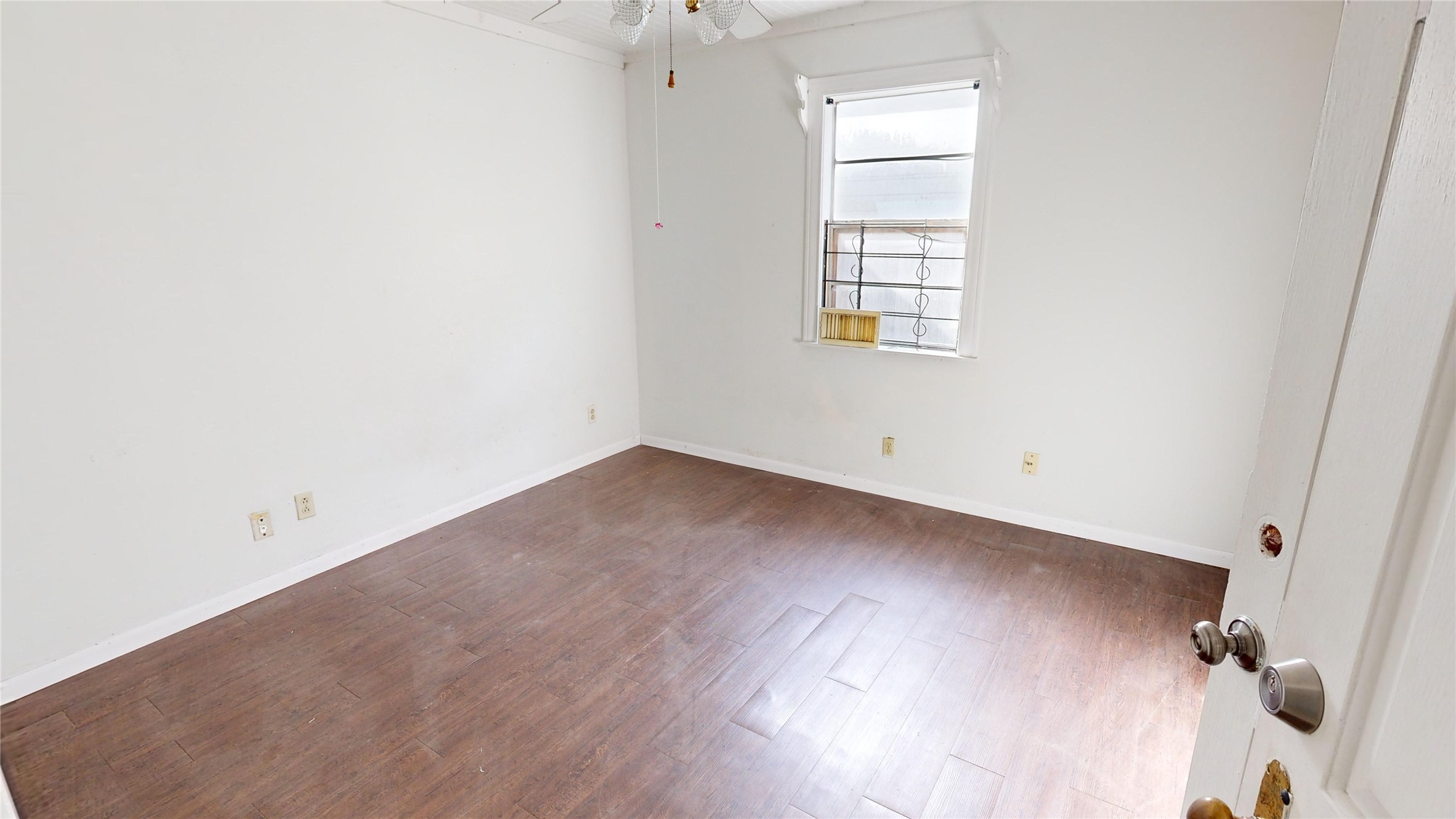 1315 Heslep Street Houston, TX 77009 - Photo 14 of 21 an empty room with a window