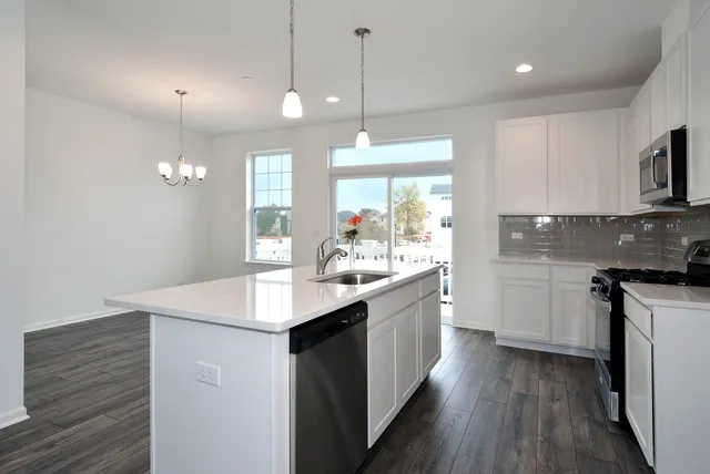 $3,250 | 202 Timberleaf Circle, Roselle, IL 60172