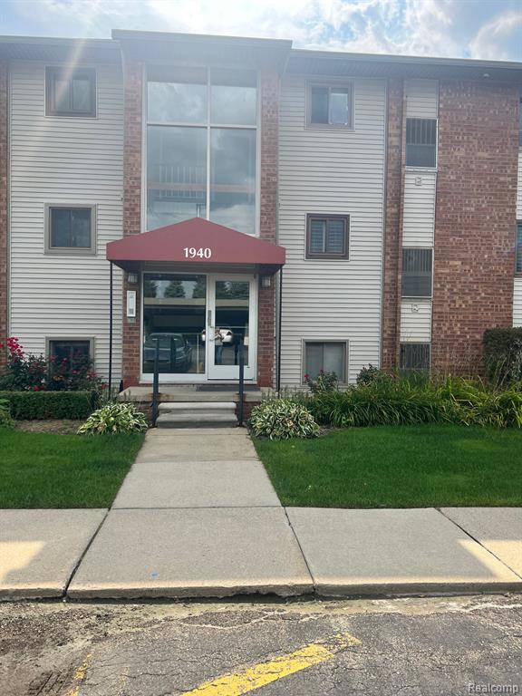 1940 Klingensmith Road, Unit 47B Bloomfield Hills, MI 48302 - Photo 1 of 36