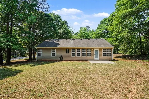 a view of a house with a yard