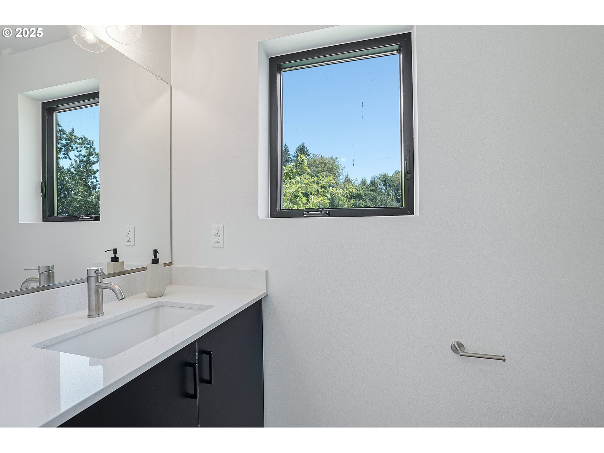 7298 Southwest 13th Drive Portland, OR 97219 - Photo 16 of 38