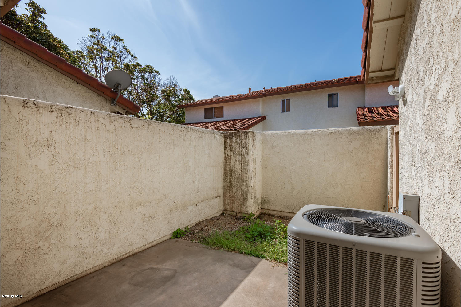 432 East Bard Road Oxnard, CA 93033 - Photo 13 of 20 a backyard of a house