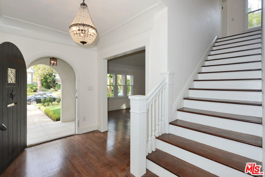 1938 Buckingham Road Los Angeles, CA 90016 - Photo 4 of 30 Gallery Image 4