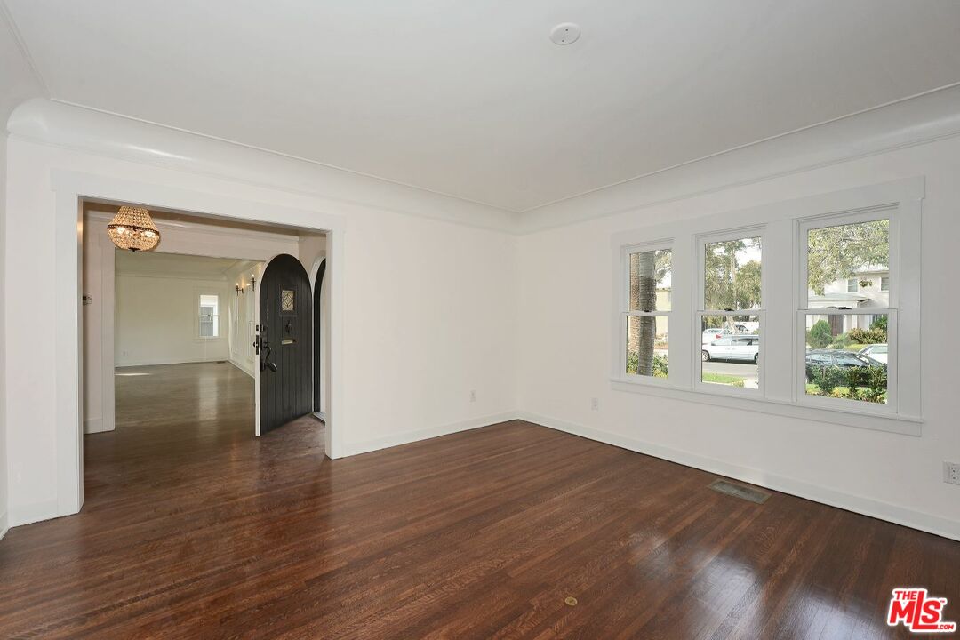 1938 Buckingham Road Los Angeles, CA 90016 - Photo 9 of 30 Gallery Image 9