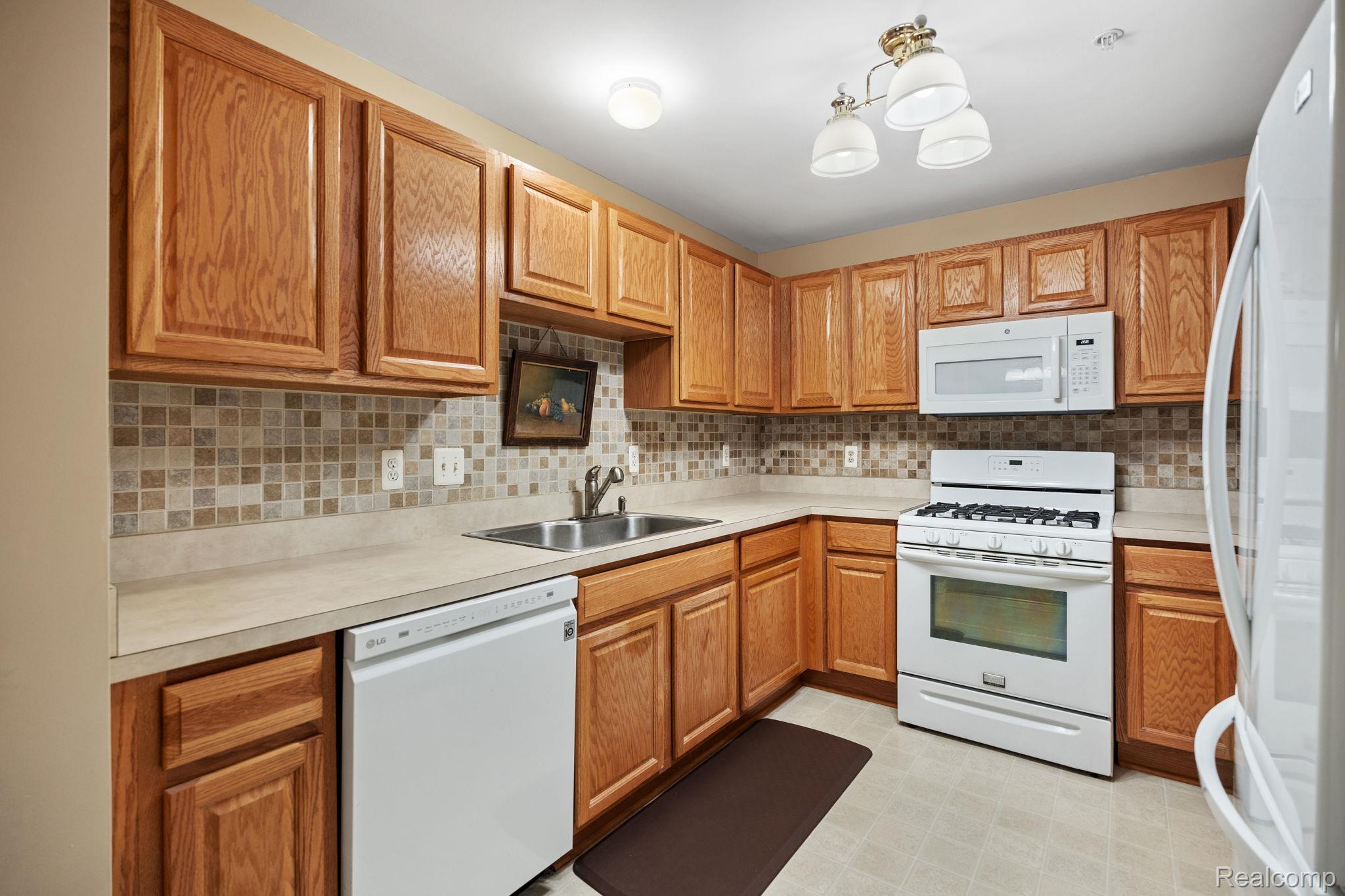 16966 Farmington Road Livonia, MI 48154 - Photo 12 of 35 13-web-or-mls-DSC03759.JPG
