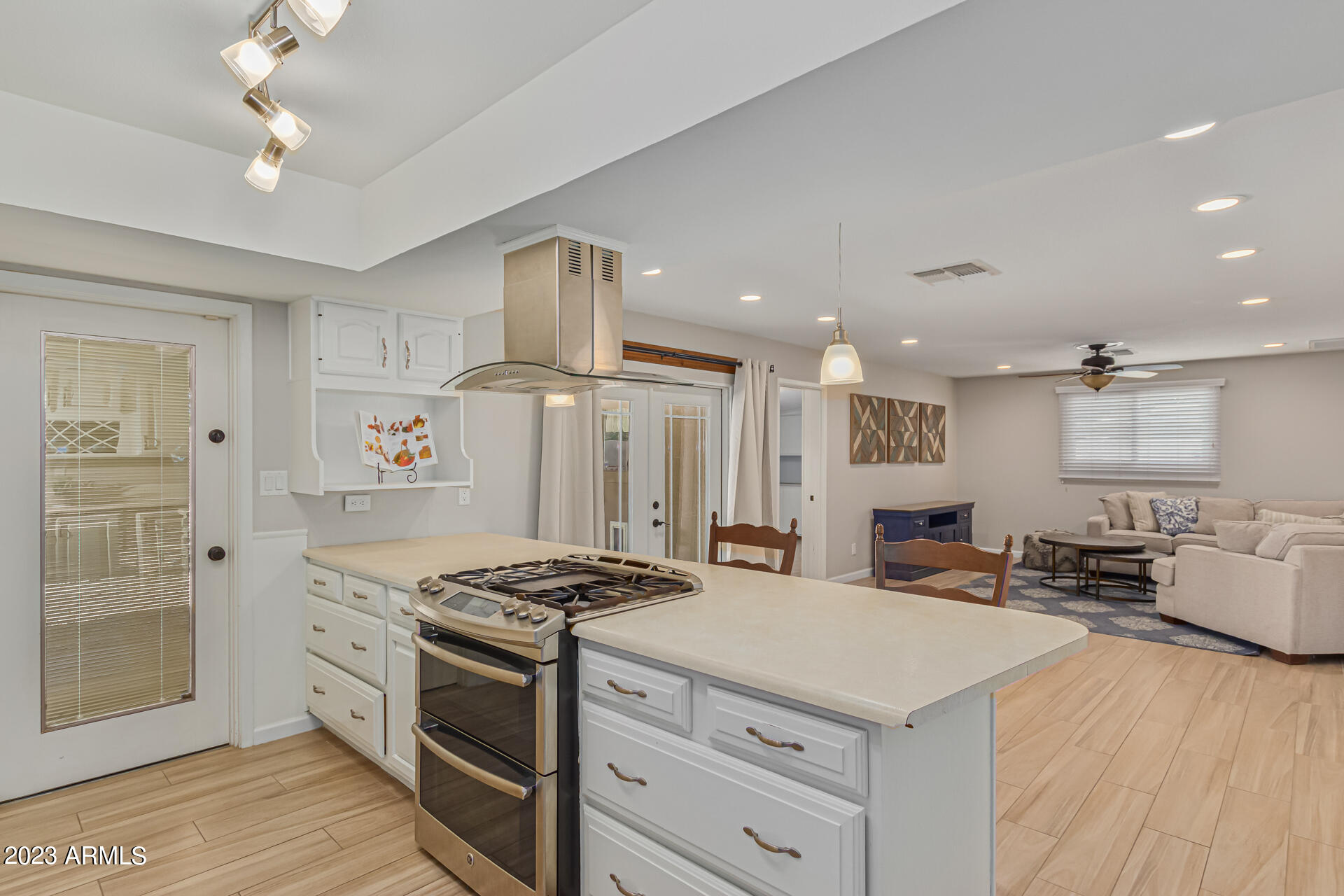 2902 South Newberry Road Tempe, AZ 85282 - Photo 10 of 29 Newberry kitchen