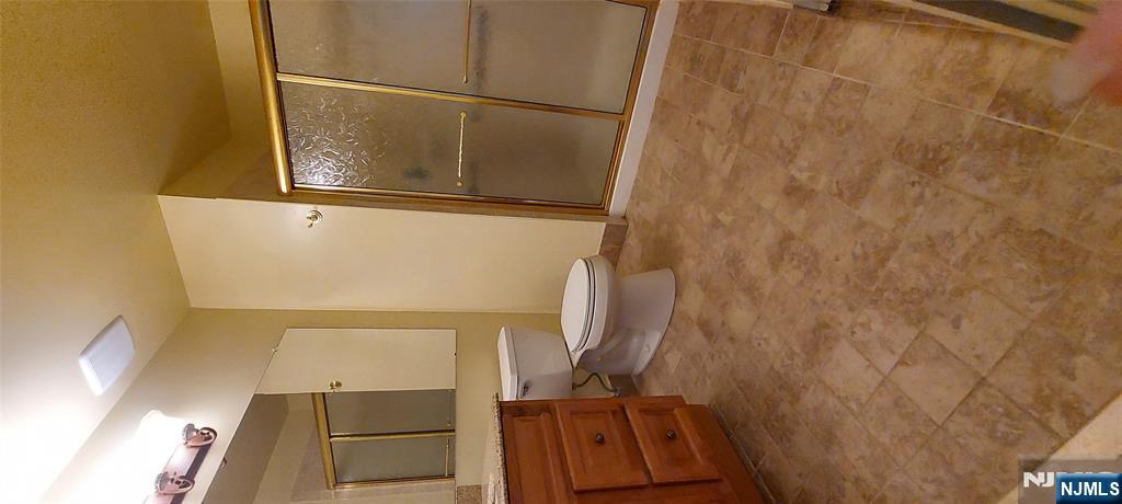 1060 Ash Drive Mahwah, NJ 07430 - Photo 16 of 19 a bathroom with a toilet
