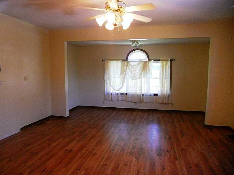 154 McCaslin Road New Castle, PA 16101 - Photo 3 of 23 Living Room.