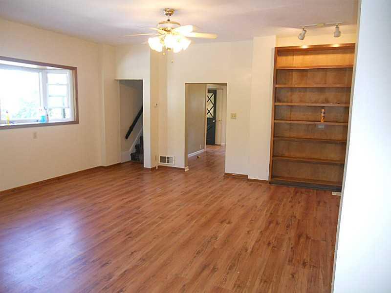 154 McCaslin Road New Castle, PA 16101 - Photo 4 of 23 Living Room.