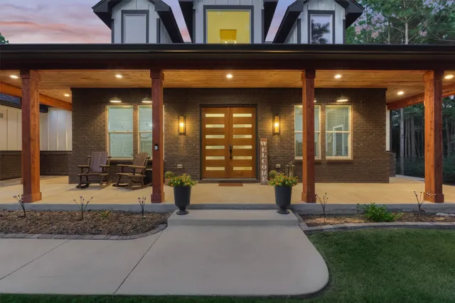 a view of lobby with a porch
