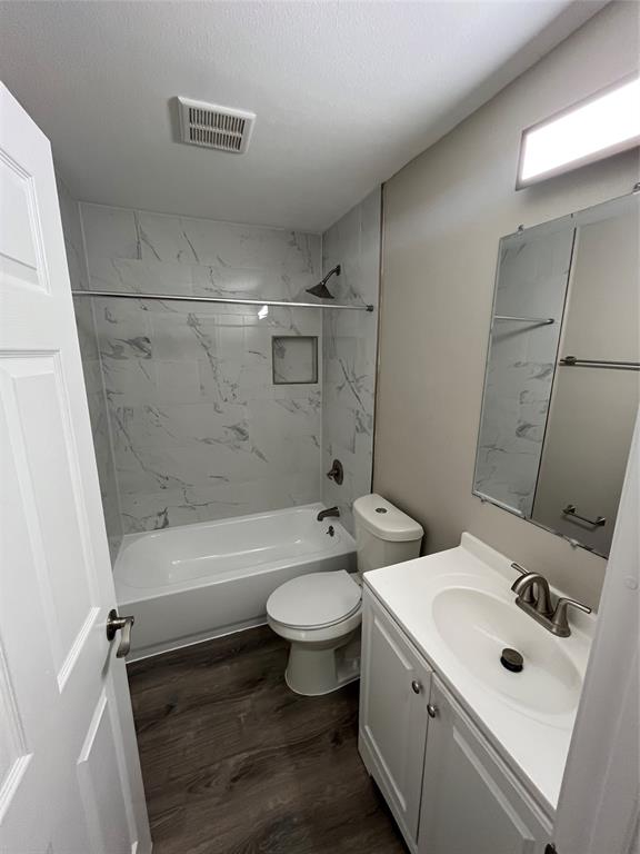 7046 Forney Road Dallas, TX 75227 - Photo 10 of 19 Bathroom