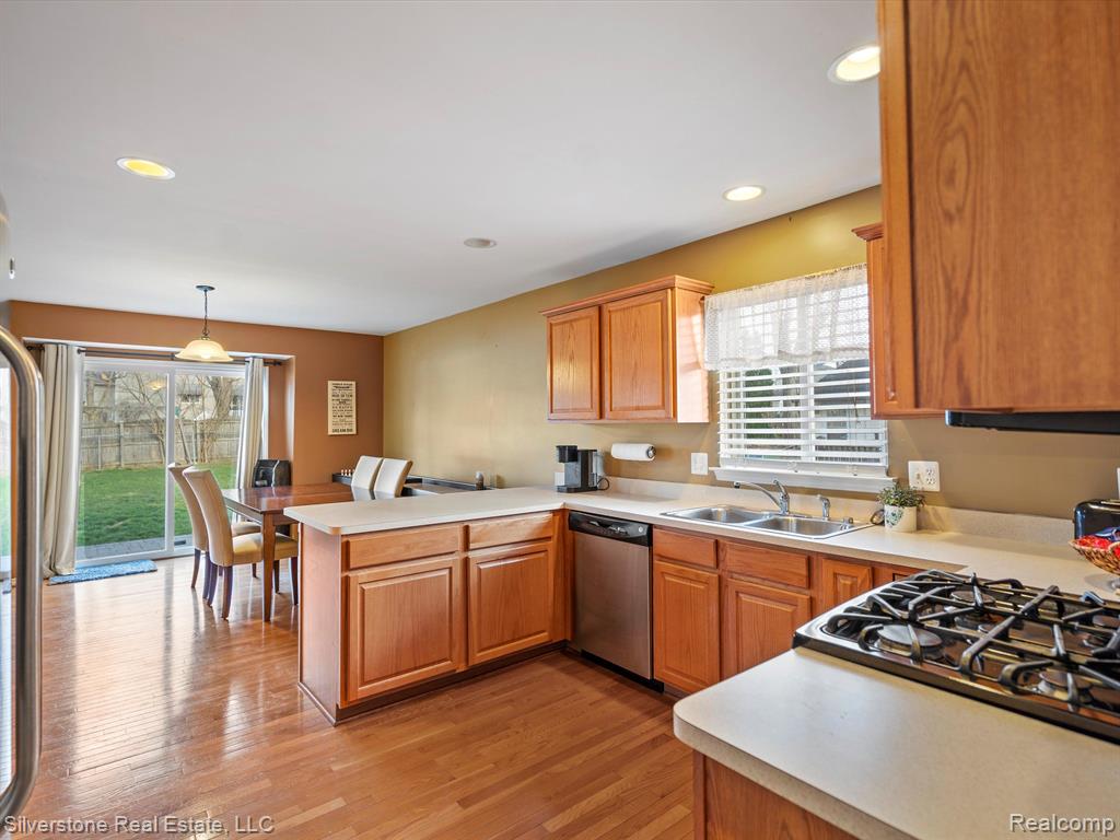 3759 Alida Avenue Rochester, MI 48309 - Photo 12 of 34