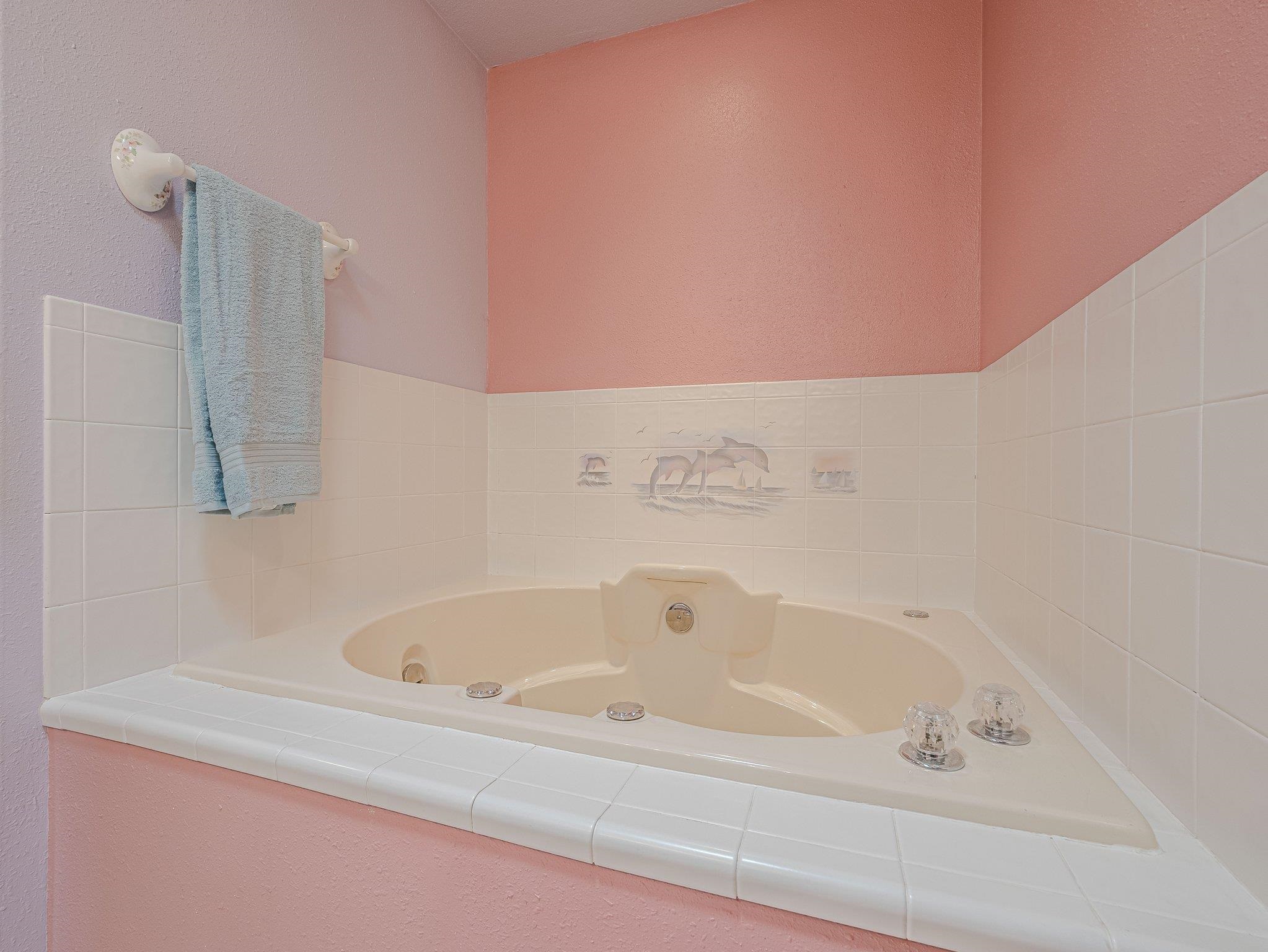 526 North Oak Street Fruita, CO 81521 - Photo 30 of 42 a bathroom with a bathtub