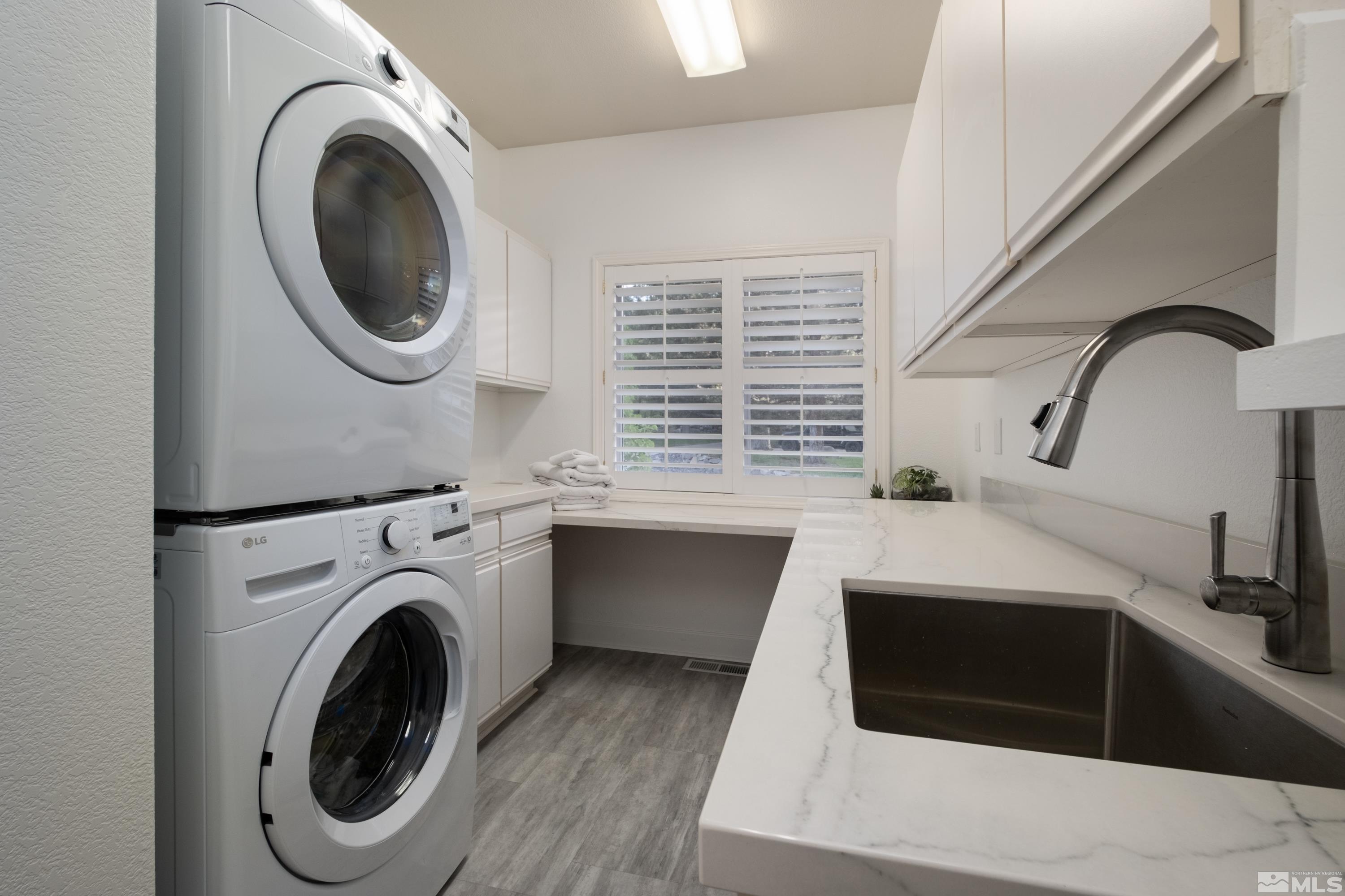 4300 Juniper Trail Reno, NV 89519 - Photo 31 of 39 a kitchen with a washer and dryer