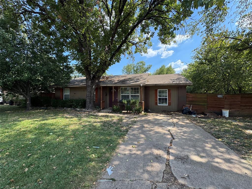 Ranch-style home with driveway and a shingled roof