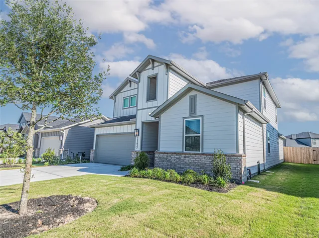 a view of a yard in front of house