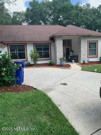 a view of a house with backyard and garden