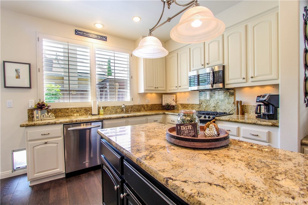 7 Earlywood Ladera Ranch, CA 92694 - Photo 3 of 33 Beautiful Granite Counters & Backsplash !