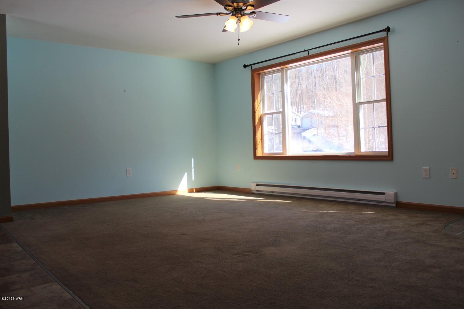 186 Sawmill Road Greentown, PA 18426 - Photo 22 of 42 Living Room
