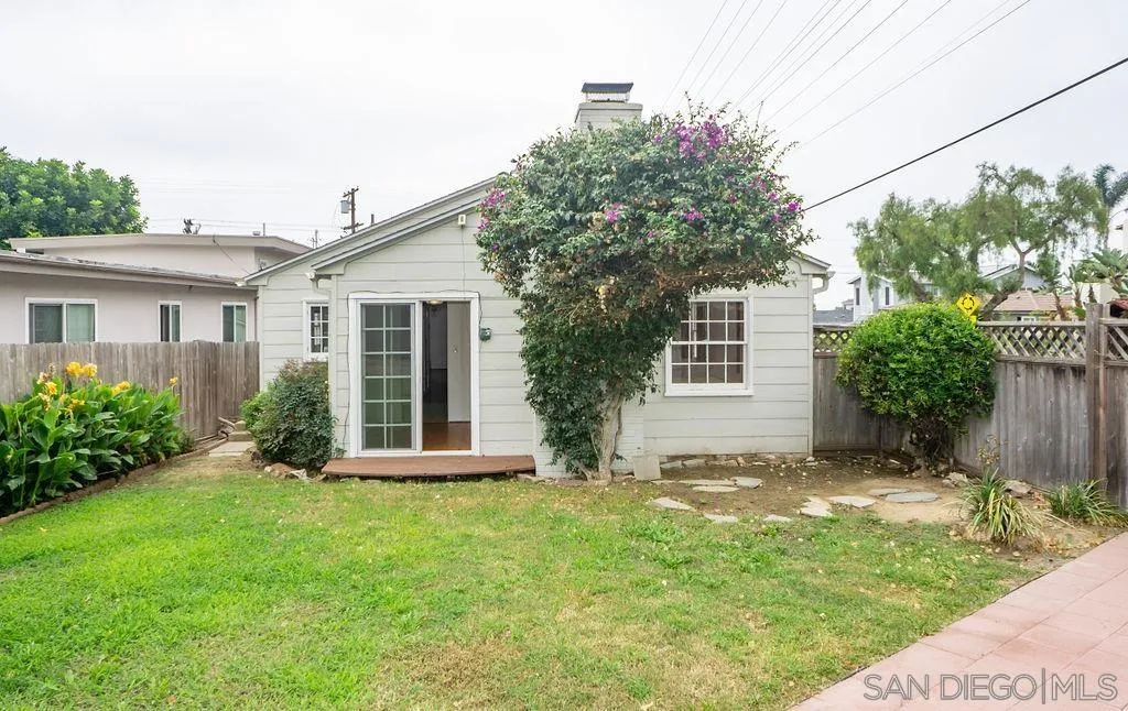 527 Forward Street La Jolla, CA 92037 - Photo 11 of 42 a view of a house with backyard and garden