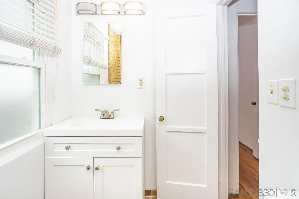 527 Forward Street La Jolla, CA 92037 - Photo 22 of 42 a bathroom with a bathtub and a sink