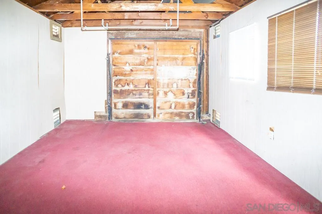 527 Forward Street La Jolla, CA 92037 - Photo 33 of 42 a room with a bed and a window