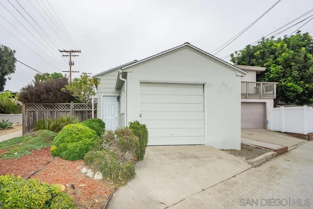 527 Forward Street La Jolla, CA 92037 - Photo 37 of 42 a backyard of a house with plants and outdoor seating