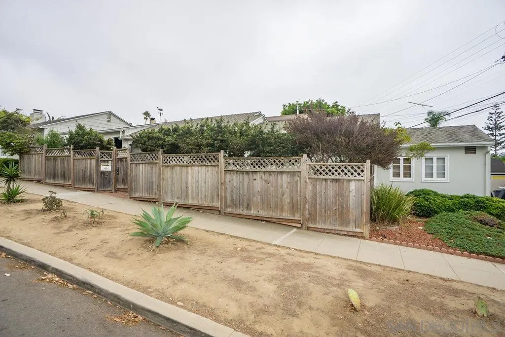 527 Forward Street La Jolla, CA 92037 - Photo 39 of 42 a backyard of a house with table and chairs