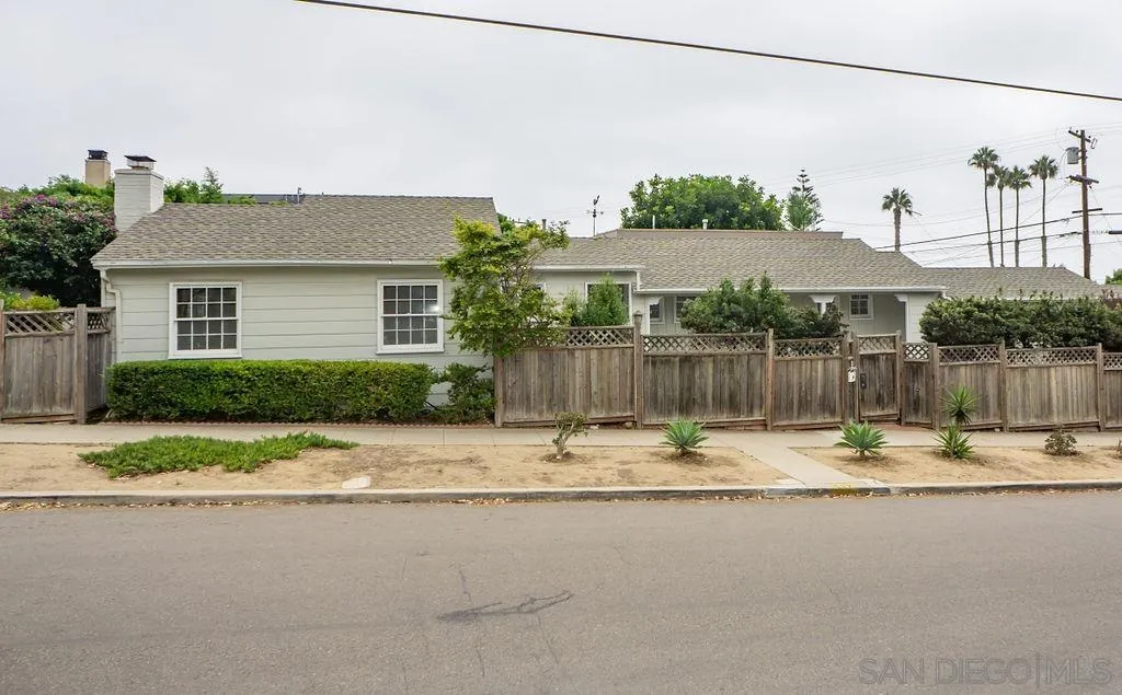 527 Forward Street La Jolla, CA 92037 - Photo 40 of 42 a house view with a garden space