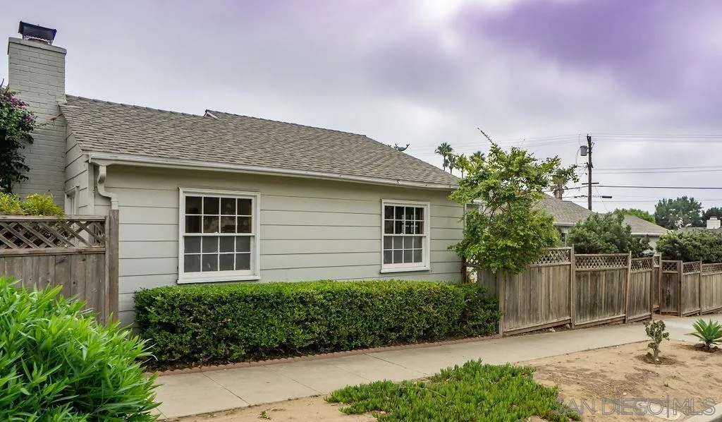 527 Forward Street La Jolla, CA 92037 - Photo 41 of 42 a backyard of a house with lots of green space
