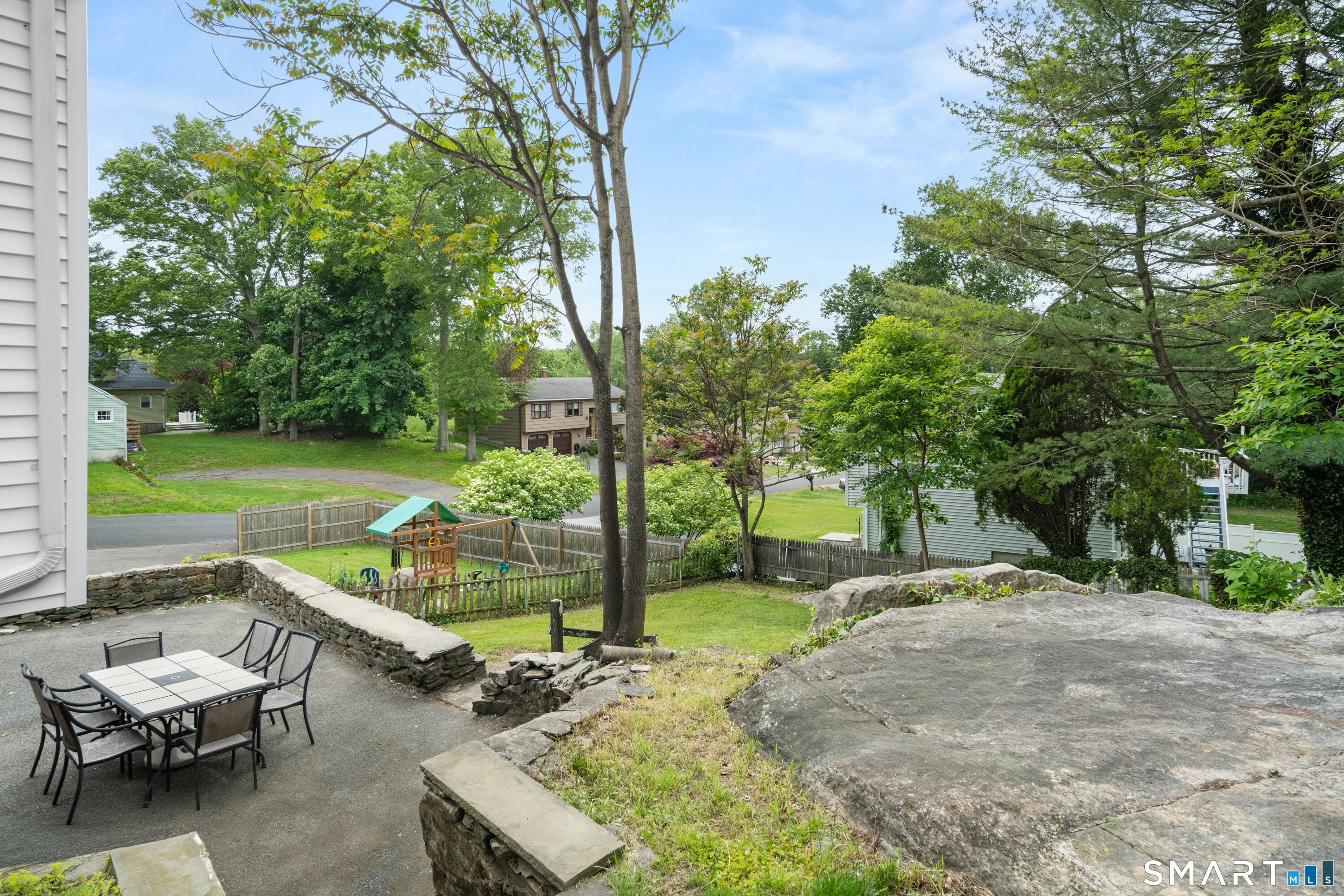 243 White Plains Road Trumbull, CT 06611 - Photo 8 of 39
