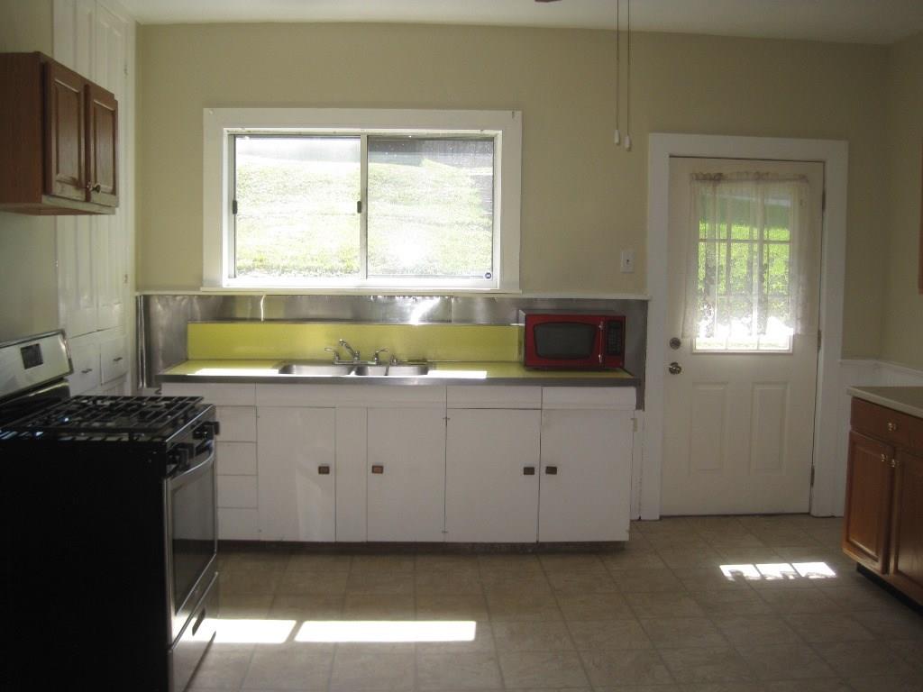 325 Rothman Street Arlington, PA 15210 - Photo 4 of 13