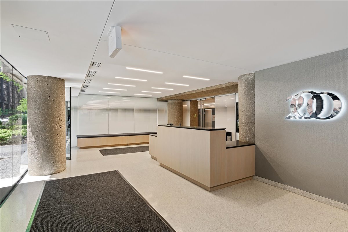 200 East Delaware Place, Unit 13C Chicago, IL 60611 - Photo 3 of 31 a view of entryway and hall