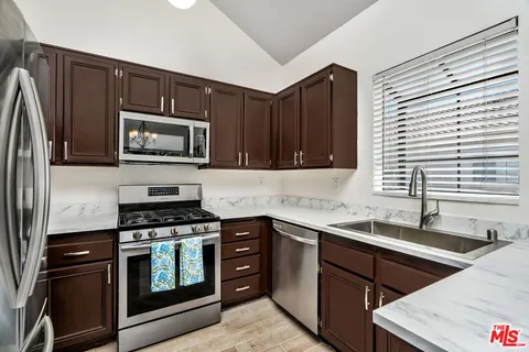 $460,000 | 18129 Erik Court, Unit 328, Canyon Country, CA 91387