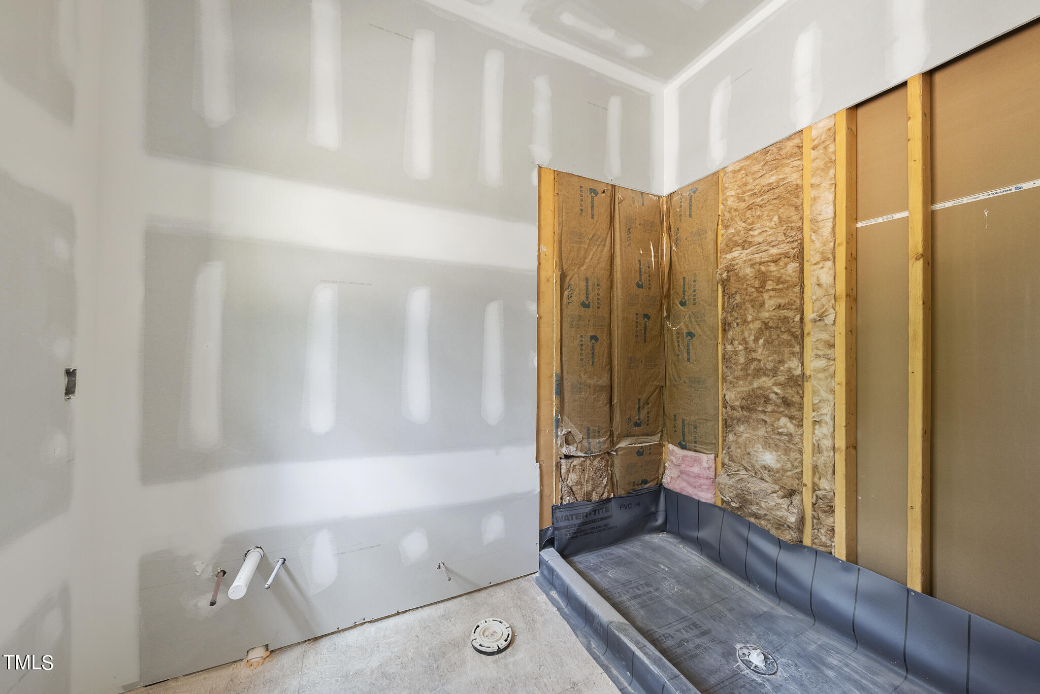 1420 Starry Night Court Raleigh, NC 27613 - Photo 18 of 33 a bathroom with a shower and a bathtub