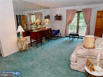400 Glendale Road, Unit H20 Havertown, PA 19083 - Photo 5 of 8 Living Room