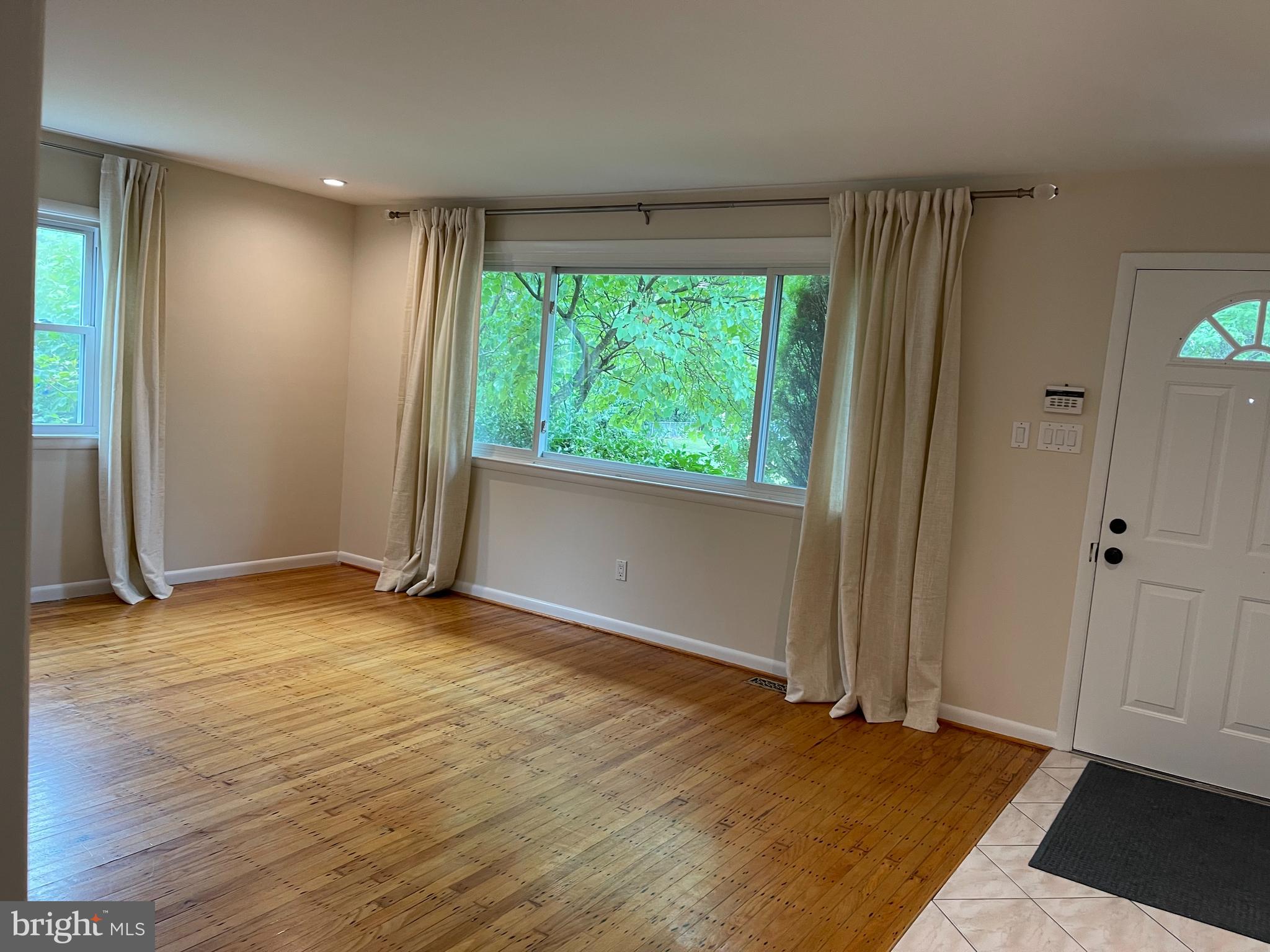 134 Valleybrook Road East Cherry Hill, NJ 08034 - Photo 2 of 14 Living room