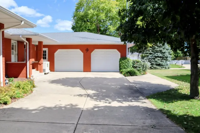 $412,500 | 12 Warren Drive, Mazon, IL 60444