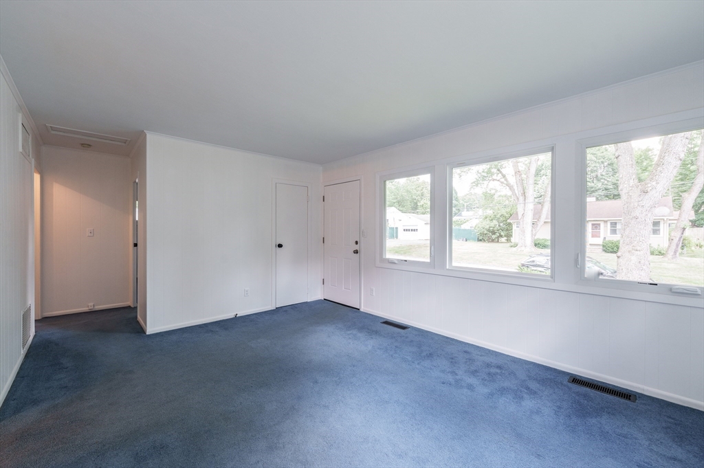 24 Higgins Street Springfield, MA 01108 - Photo 3 of 32