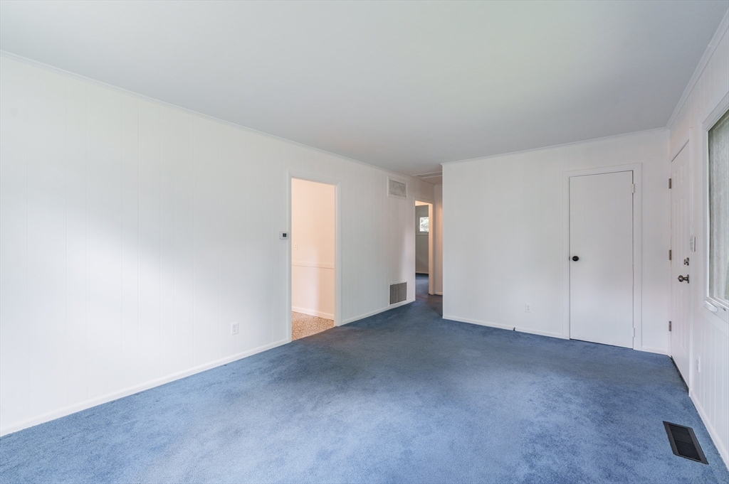 24 Higgins Street Springfield, MA 01108 - Photo 4 of 32