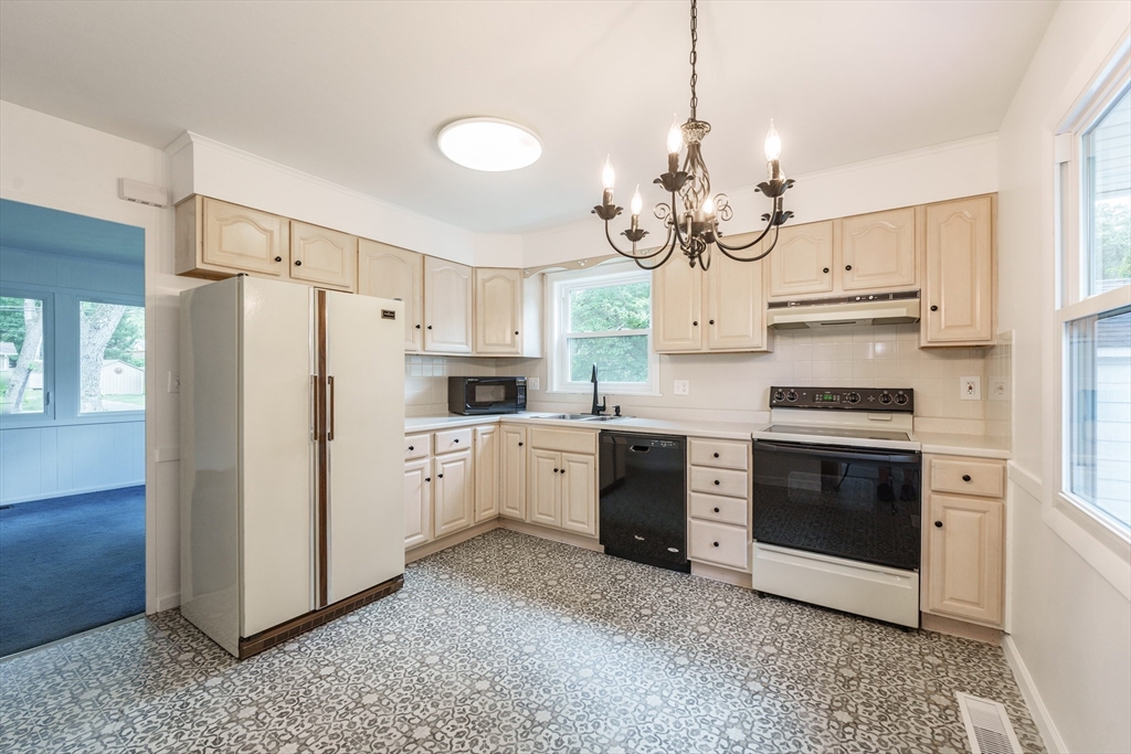 24 Higgins Street Springfield, MA 01108 - Photo 5 of 32