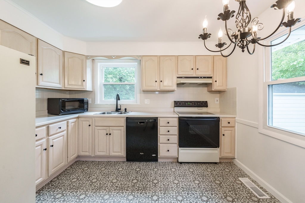 24 Higgins Street Springfield, MA 01108 - Photo 7 of 32